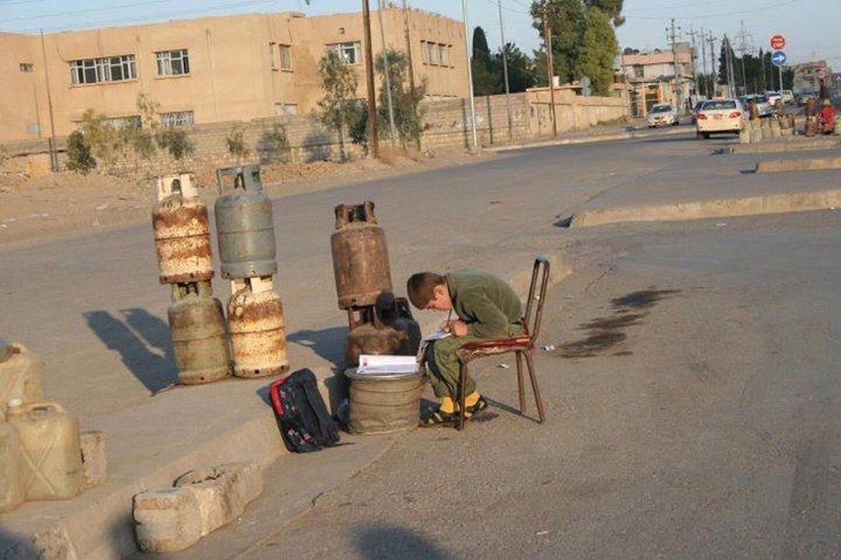 " حتى المعجزات، قرنها الله بالعمل ..
" اضرب بعصاك البحر" ، " أن اصنع الفلك" ، " أدخل يدك في جيبك" ..
لا تنتظر نجاحاً بدون عمل "