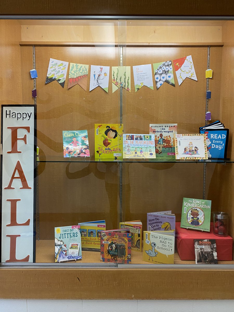 tdsb_lordduf's tweet photo. Happy Fall! Also, our hallway displays are LITTT! #oopsweforgotfallstartedyesterday #happyfallyall #fall #bestdisplayever #jealous https://t.co/8W6SsAPgHE