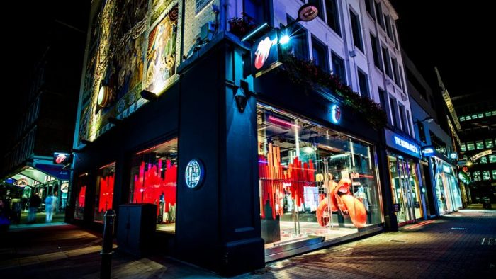 INSTORE_ESP's tweet photo. La primera tienda de Rolling Stones en Londres, un diseño desarrollado para generar una experiencia de cliente sorprendente. #rollingstones #londres #customerexperience
https://t.co/zTxwCBDjsR https://t.co/8KHYSBmxNU