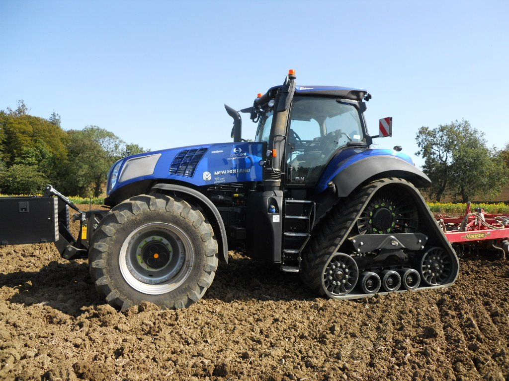 ErnestDoeSons's tweet photo. Very well received New Holland Agriculture T8.435 Demo over the weekend in Hertfordshire, ๐๐ช
For more information contact your local Ernest Doe branch or visit...
https://t.co/QNciLqF7l6
#ErnestDoe #BuyWithConfidence #OnlyBlueWillDo #NewHolland #Farmers #farming @NHAG_UKandROI https://t.co/yvbG0hSao1