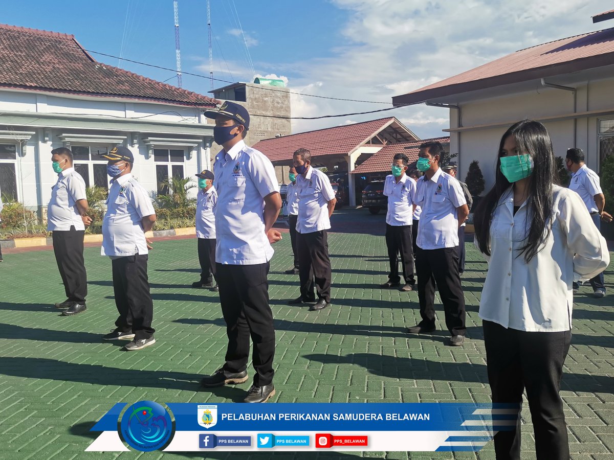 PPSBelawan's tweet photo. Apel hari ini (23/09/2020) dipimpin oleh Kepala Pelabuhan dengan menyampaikan informasi terkait kegiatan pencegahan penyebaran COVID-19 dan kegiatan hingga akhir minggu ini. Beliau meminta koordinator K3 membuat cairan disinfekatan utk penyemprotan esok hari.
@kkpgoid @djpt_kkp https://t.co/cfl06dU4Ti