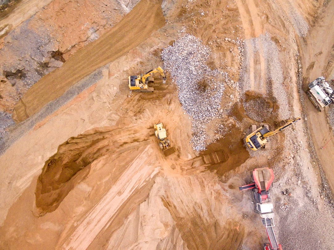 Looking small from above, but big looking up.....

 #construction #heavymachinery #dirtlife #catyellow #catequipment #equipment #catmachinery #shop #builtforit #kellytractor #catmachines #machines