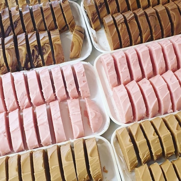 😍 Is there anything more beautiful than rows upon rows of beautiful hand-crafted fudge?...the taste, surely. 

Get your hands on this weeks' special flavours before they're gone!
fudgekitchen.co.uk/en/build-a-box…