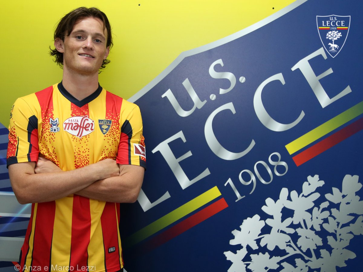 Benvenuto Liam Henderson #avantilecce 
🔴 il video della conferenza 
➡️youtu.be/4s-f8Y__bbM
