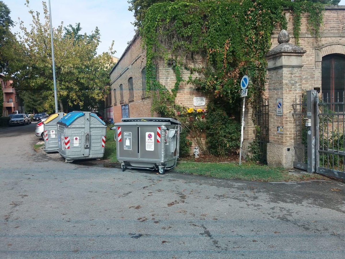 marcozavagli74's tweet photo. Il luogo che ricorda l’omicidio di Federico #Aldrovandi coperto da un cassonetto dei rifiuti. Ferrara. Oggi https://t.co/zrMud4765f