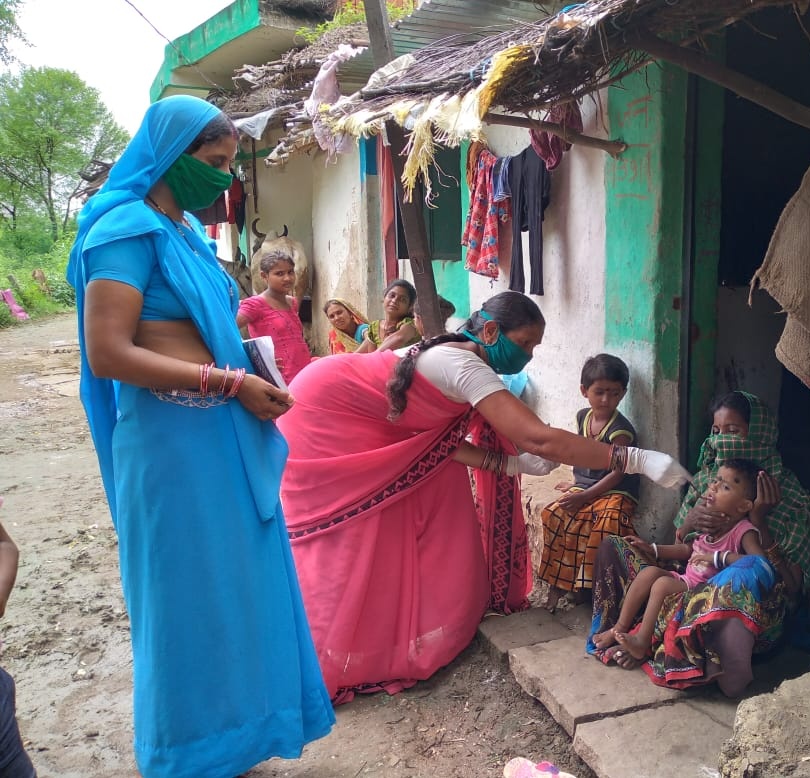 Collaboration work with Mitanin (ASHA) and AWW to feed Albendazole to children on the ocassion of #NDD in District Bemetara, Chhattisgarh. <a href="/SPreraks/">Swasth Bharat Prerak Program</a> <a href="/wcdposhancg/">POSHAN Abhiyaan-Chhattisgarh</a> <a href="/BemetaraDist/">Bemetara</a> @ShivAnantTayal <a href="/MinistryWCD/">Ministry of WCD</a> <a href="/WCDCgGov/">WCD Department CG</a> <a href="/HealthCgGov/">Health Department CG</a>