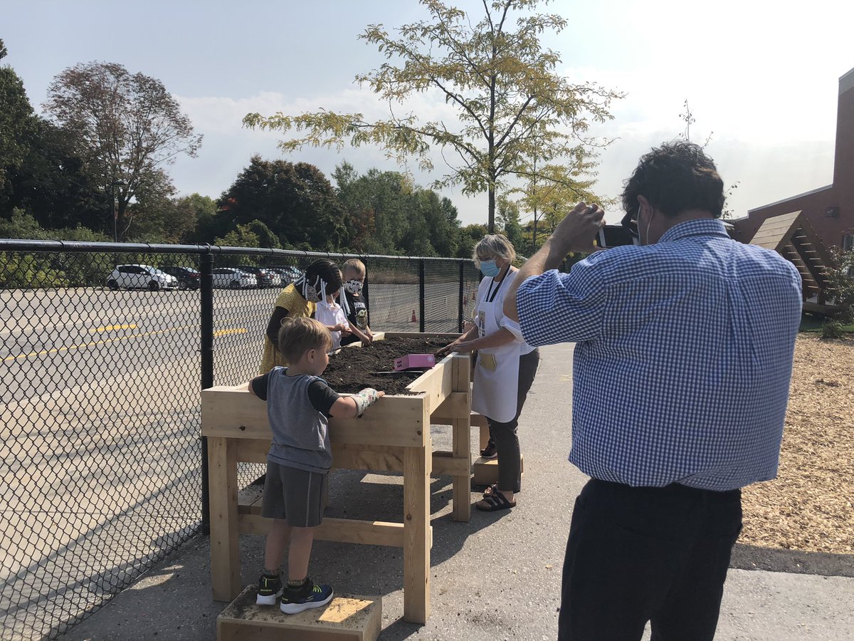 SMCDSB_SBE's tweet photo. An exciting day for our students yesterday as CTV News Barrie filmed our students engaged in learning in our beautiful outdoor spaces. Some behind the scenes footage. https://t.co/qKApiBybfB
