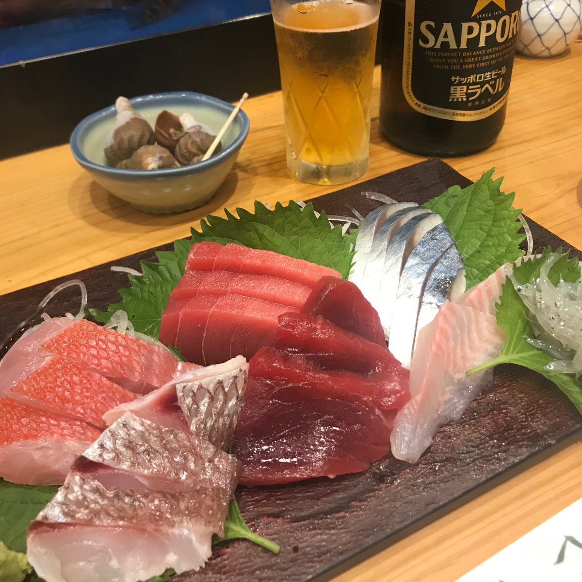 餅つき名人 両方とも1 800円の刺身盛り合わせ 左が中央区 右が葛飾区 さすがにこれだけ違うと嫌味の一つくらい言いたくなるのは許して欲しい パークタワー勝どきのレビューは暴走執筆中です