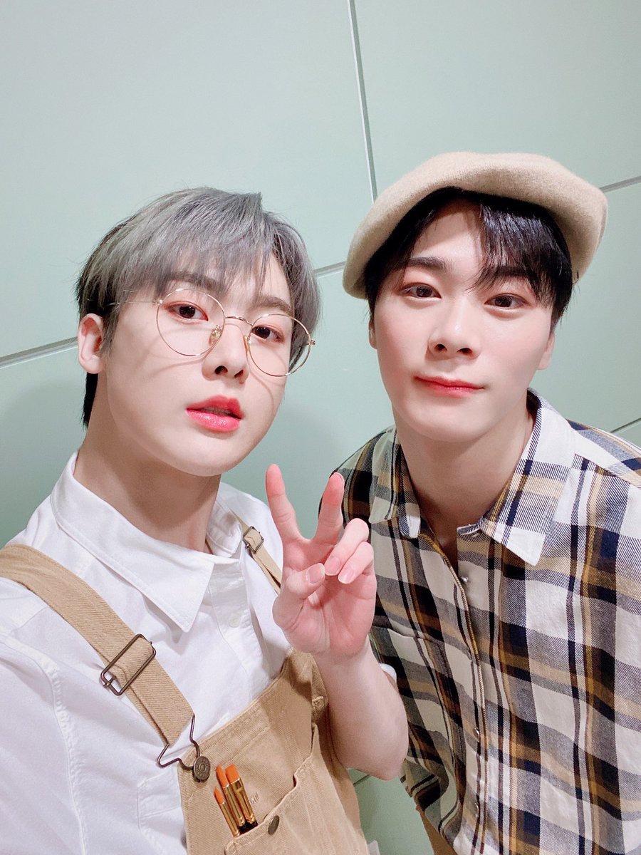 ASTRO_Staff's tweet photo. [#문빈_산하]
🍸200923 MBC M #쇼챔피언🍸

오늘의 딴콩룩👬 : 미대생🎨
하루종일 딴콩만 머리속에
그리고 있는 거 어떻게 알았지..!🤭
딴콩이 그린 그림 = 아로하💜

#MOONBIN_SANHA #IN_OUT #BadIdea #배드아이디어 #아스트로 #ASTRO https://t.co/JSIIzRLqgW
