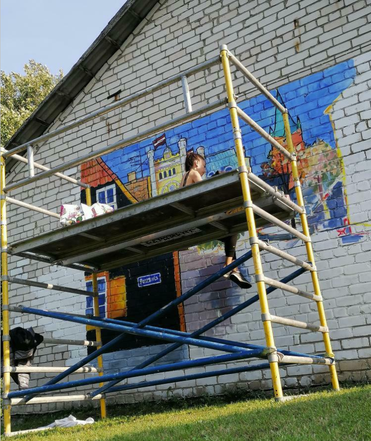 NetronicSoft's tweet photo. Our colleague @ClaraCabreraSt was creative again 👏👏 She painted a wall at the #Latvia #Kuldīga #festival 
Looking forward to your next designs for us, Clara 🤗  😘

#NETRONIC #visualschedulingsoftware for #BusinessCentral and #HTML5 #Gantt charts https://t.co/tl6uSnowUx