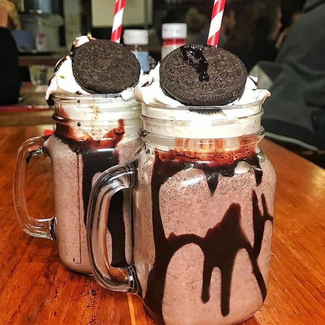 Pffttt just look at those shakes! 😍  Double tap if you could do with one right now.

📸 @oreo_desserts