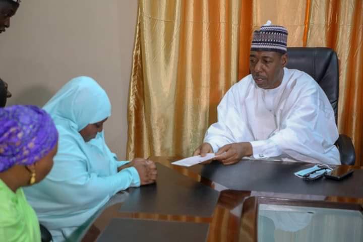 DanBorno's tweet photo. I feel so happy seeing @GovBorno @ProfZulum presenting a cheque of N20m in the name of Late Col. Bako’s wife. What is more interesting and unique is the swiftness at which the Governor redeemed the pledge. He also promised them a house at their State of choice @SLM_foundation https://t.co/Q5zBwZ0Zp2