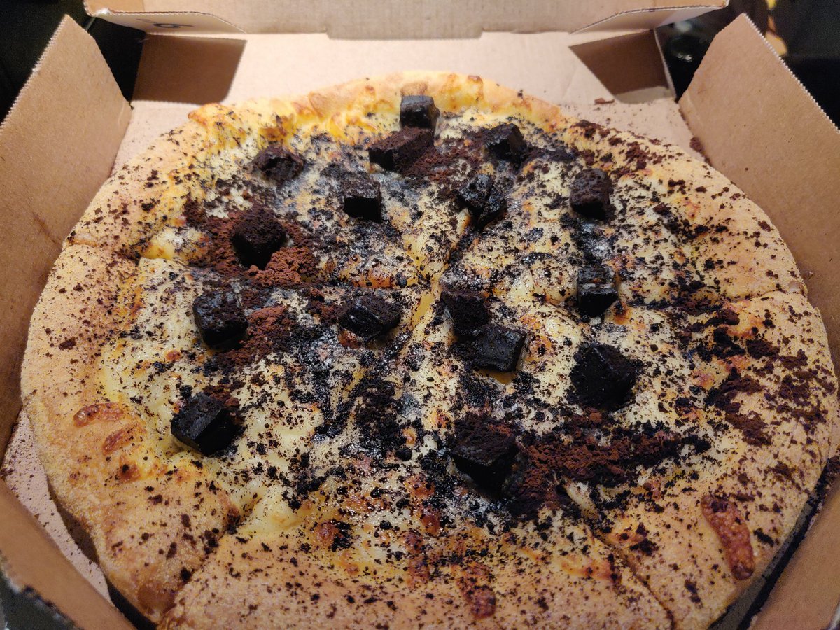 This is where things start getting more interesting. Cocoa, brownie and cheese pizza.Was super skeptical at first but it was AMAZING. The cheese added this really amazing creaminess and consistency to the cocoa and the brownie was good.