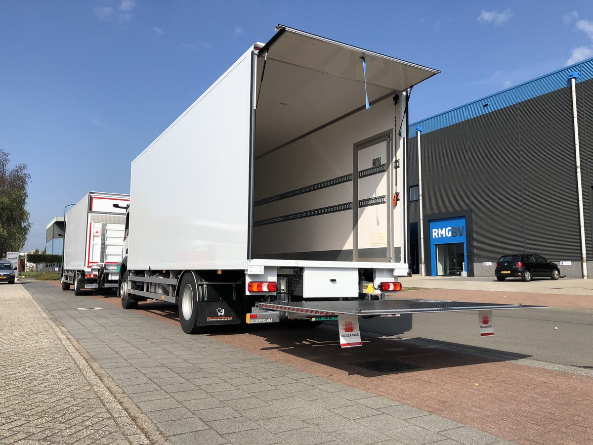 Eerste twee Mercedes Actros bakwagens gereed voor aflevering. Wij mogen deze serie voorzien van plywood gesloten laadbak met achtersluitende laadklep.