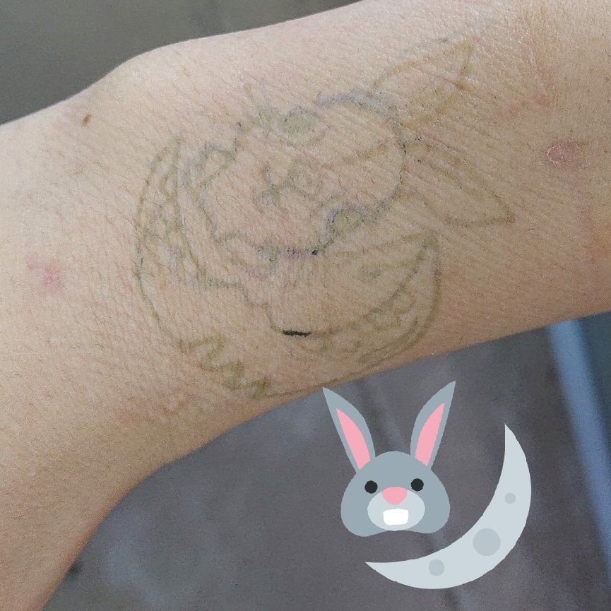 𝕞𝕚𝕜𝕚 友達にタトゥー入れてもらった まだちゃんと発色してないけど 可愛いデザインだね って入れてもらってる時にクラスメイトに言われて 大野くんのなんだ って自慢げに答えるのすっごい優越感だった 2週間で消えるタトゥー