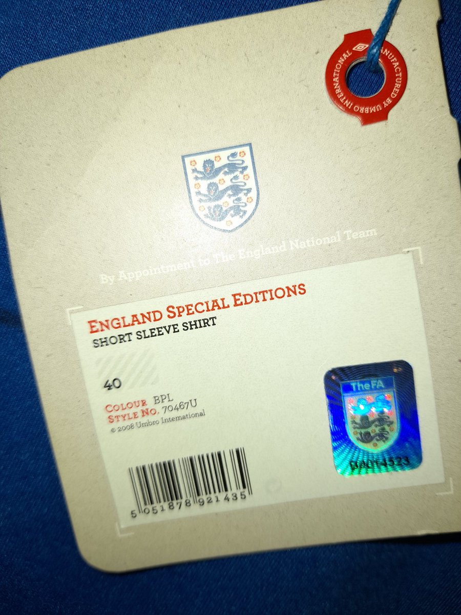 117Shirts's tweet photo. | £1 RAFFLE |
Limted Edition 2010 England shirt signed by Michael Owen going up for only £1 today.
It is a great shirt and never worn with tags intact. 
Shirt says size 40 so probably around a M/L.
£5 will go to charity of winners choice!
As many teams as you want!
DM to enter https://t.co/S6kjrkD9RM