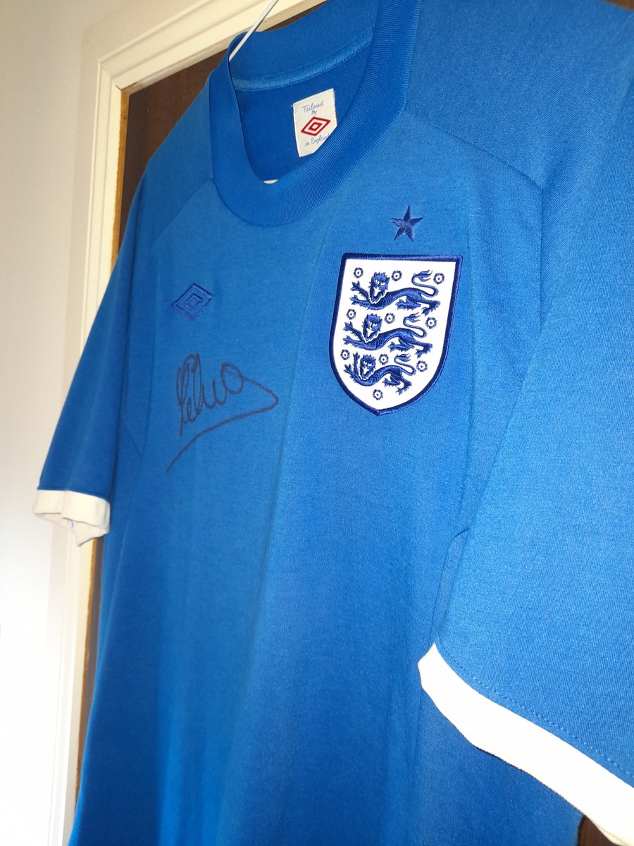 117Shirts's tweet photo. | £1 RAFFLE |
Limted Edition 2010 England shirt signed by Michael Owen going up for only £1 today.
It is a great shirt and never worn with tags intact. 
Shirt says size 40 so probably around a M/L.
£5 will go to charity of winners choice!
As many teams as you want!
DM to enter https://t.co/S6kjrkD9RM