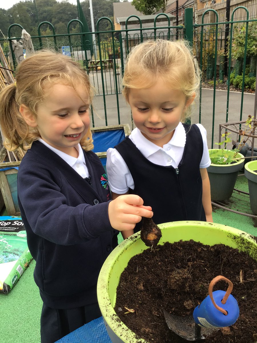 KathJonesMrs's tweet photo. I wonder? "Is it a mushroom?" "Maybe it's a beanstalk!" "Look there is a tree inside and when it's windy the tree blows out" We will have to wait and see #JPPSInspire https://t.co/GFguoJ4hV6