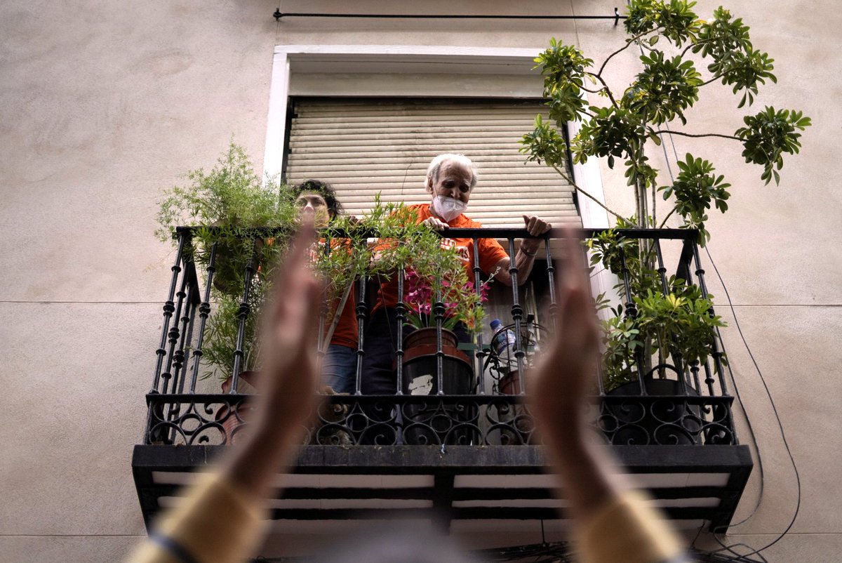 OlmoCalvo's tweet photo. Parado el desahucio de Paco en la calle del Olmo, 35, Madrid.
#Olmo35 #Olmo35SeQueda https://t.co/8KS3PF261W