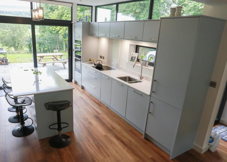BWW_BUXTON's tweet photo. The Alta kitchen is a great choice when creating a modern , industrial style. This house is built into the hillside with an open plan style within with our customers requiring a clean look to fit around their light, airy space.#myneffkitchen #karndean #kitchens #kitchenshowroom https://t.co/UwrzOBUQQC