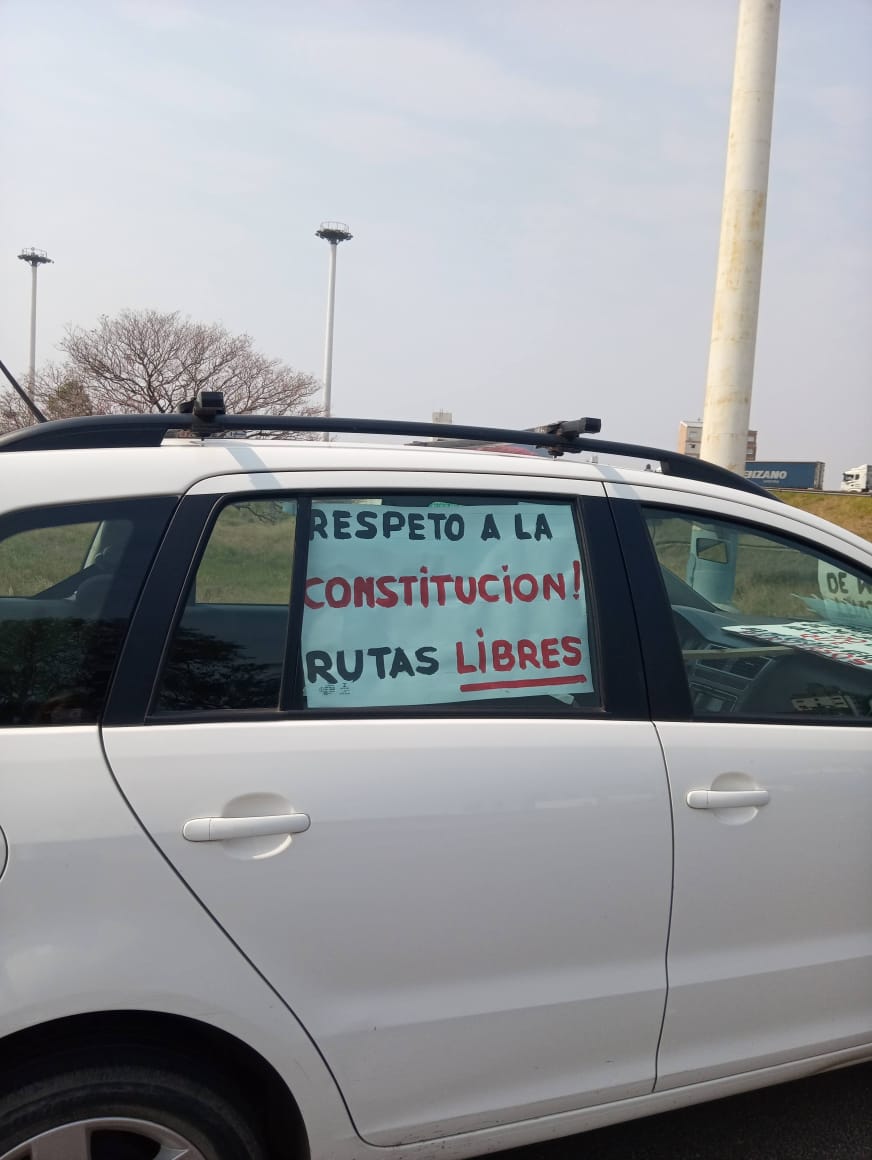 Liberenelpuent1's tweet photo. Sí, las provincias son autónomas pero... Somos un estado FEDERAL. Que la pandemia no siga generando más divisiones. Unamos recursos y hagamos un cordón sanitario entre Chaco y Corrientes, unidos llegamos más lejos!  #liberenelpuentegralbelgrano https://t.co/AVc5zHVUL6