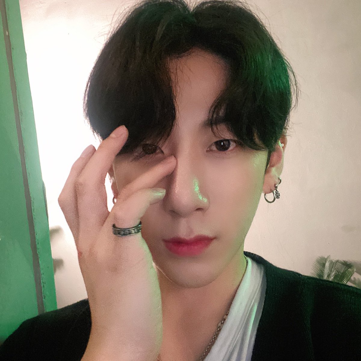 Noir__official's tweet photo. 루미~ 난 가족들이랑 맛있는 저녁 먹고있어요
루미들도 소중한 사람들이랑 따뜻한 식사하고 늘 행복하자💙
#느와르 #NOIR #신승훈 #맛저해요 #소중한사람과함께 https://t.co/5pLiXyNMSh