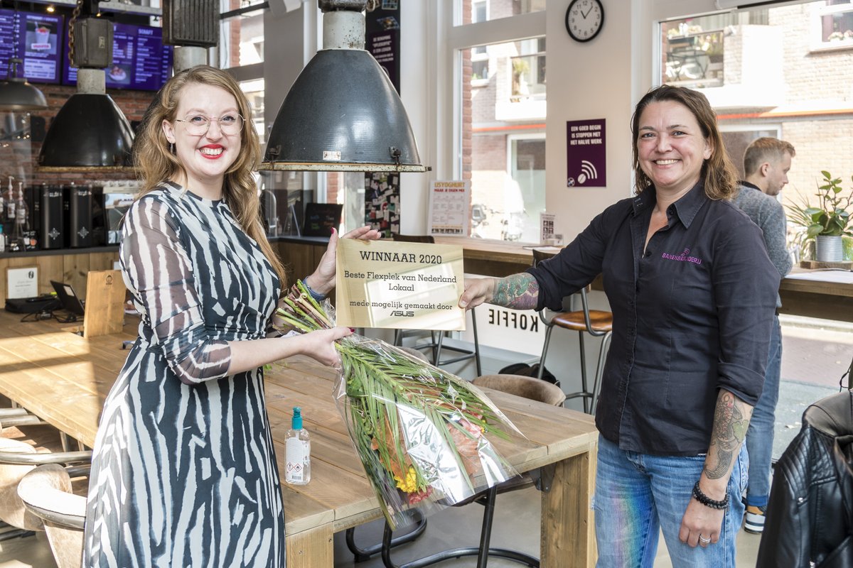 flexplektest's tweet photo. De winnaars zijn bekend! Spaces Vijzelstraat kwam in de categorie ‘flexplek met meerdere vestigingen’ als beste uit de bus en is daarmee de nationale winnaar. In de categorie 'lokaal' heeft Banenbranderij in Woerden gewonnen. #FlexplekTest #Flexwerken #ASUS #Worklife #Business https://t.co/msYLnroN19