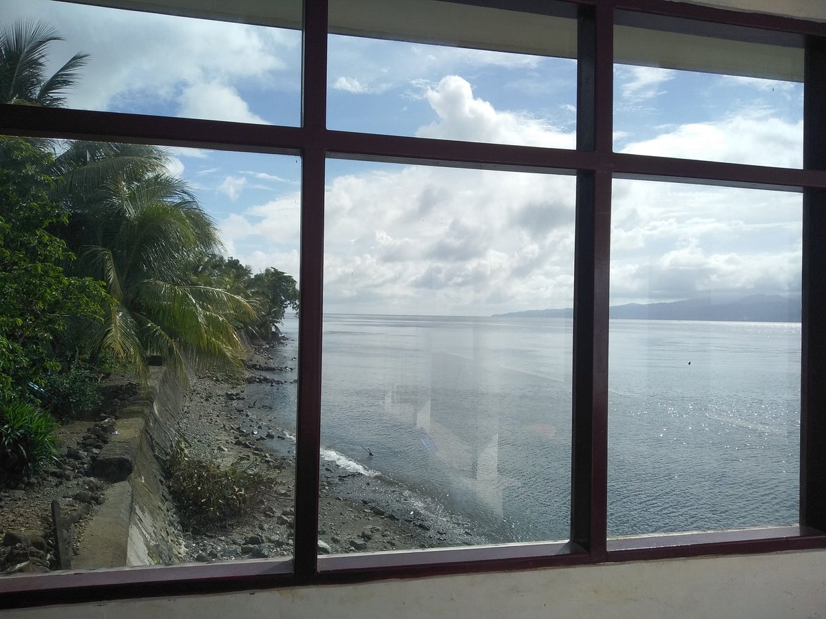 Dari balik jendela kaca aku hanya bisa melihat panggung politik di Indonesia
. #SERAM juga..