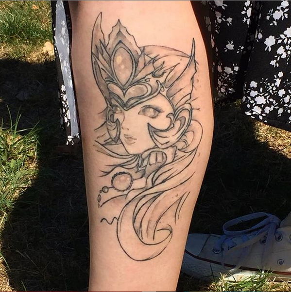 xMiss_Disaster's tweet photo. Nunca lo he dicho por aquí, pero que sepais que @SerahInk es una artistaza y me estoy muriendo porque quiero que me vuelva a tatuar y no tengo dinero😰 https://t.co/dB98FKMUR1