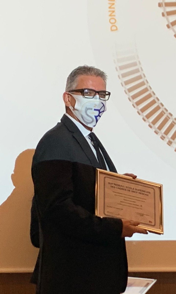 EscvEsci's tweet photo. Remise des diplômes avec en arrière-plan le logo de la deuxième promotion de Sup'Reseau 2019 repris sur les masques confectionnés pour cette cérémonie en respectant la norme Afnor S76-001. Toutes nous felicitations aux récipiendaires @SNCFReseau https://t.co/zNiIYXSSLx