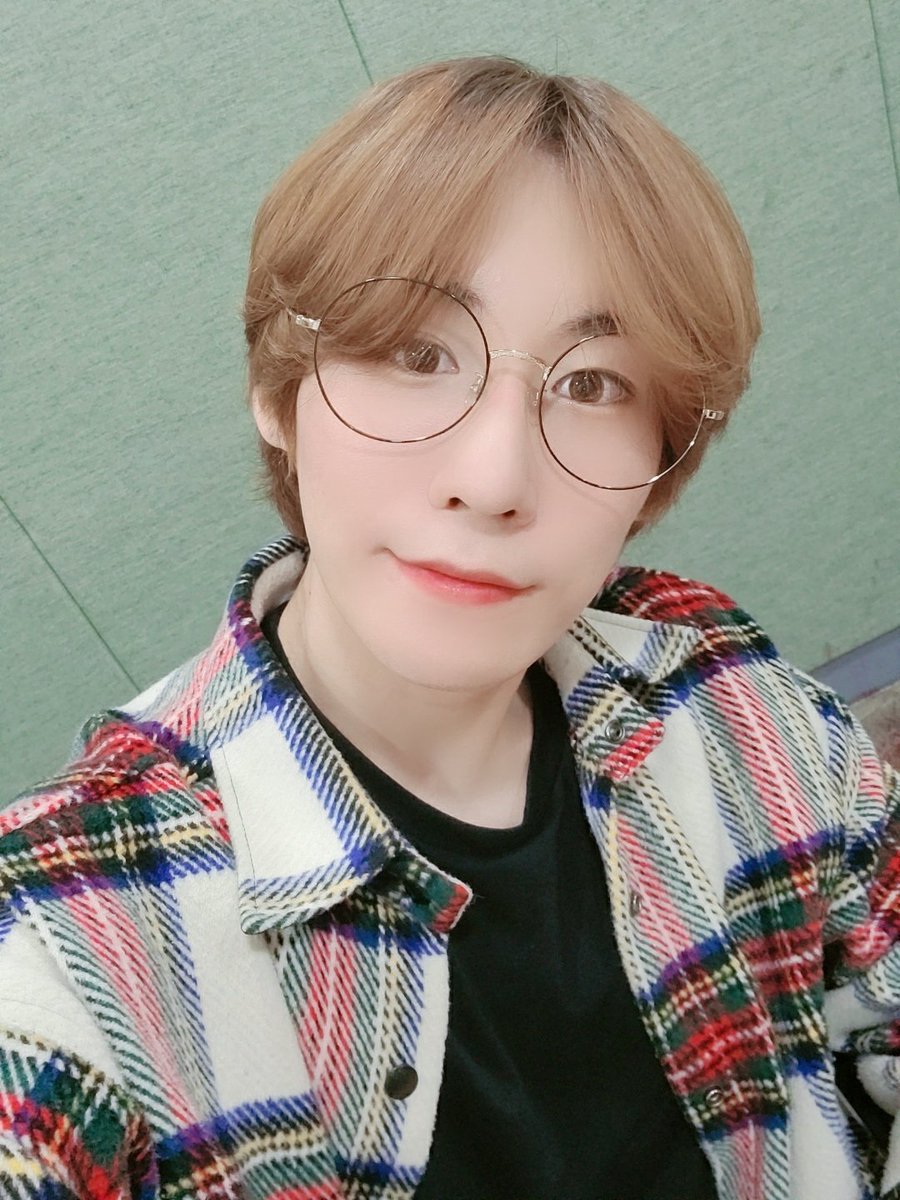 [#박우담] 담이가 쓰는 안경을 갓경이라고 부른다죠??? 👓❤

#D1CE #디원스