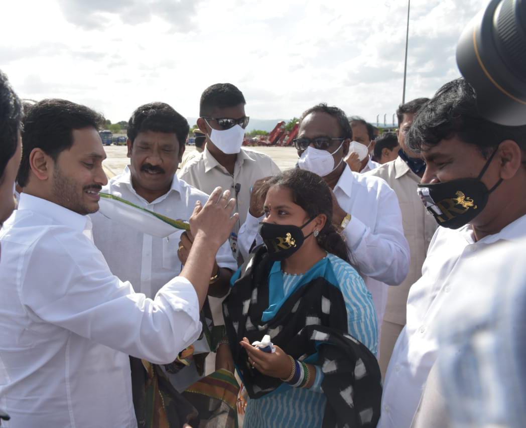 BiyyapuMadhu's tweet photo. కలియుగ ప్రత్యక్ష దైవం శ్రీ వెంకటేశ్వర స్వామి వారికి పట్టు వస్త్రాలు సమర్పించడానికి విచ్చేసిన గౌరవ ముఖ్యమంత్రి శ్రీ వైయస్ జగన్మోహన్ రెడ్డి గారికి రేణిగుంట విమానాశ్రయంలో స్వాగతం పలికిన నేను నా బిడ్డ పవిత్రమ్మ. https://t.co/6OLkCfaKE4