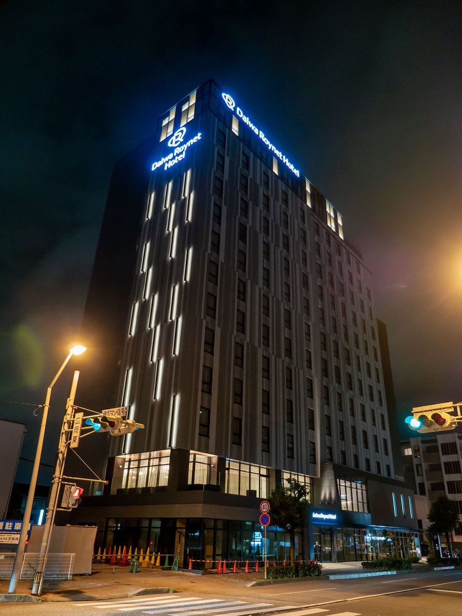 あたりめし 今夜の金沢駅西 県立音楽堂裏の大通り沿いでは ダイワロイネットホテル金沢駅西口がほぼ完成して ライトアップされていました ちなみに 線路の近くなので 部屋によってはトレインビューが楽しめそうですね 2枚目に北陸新幹線の回送列車