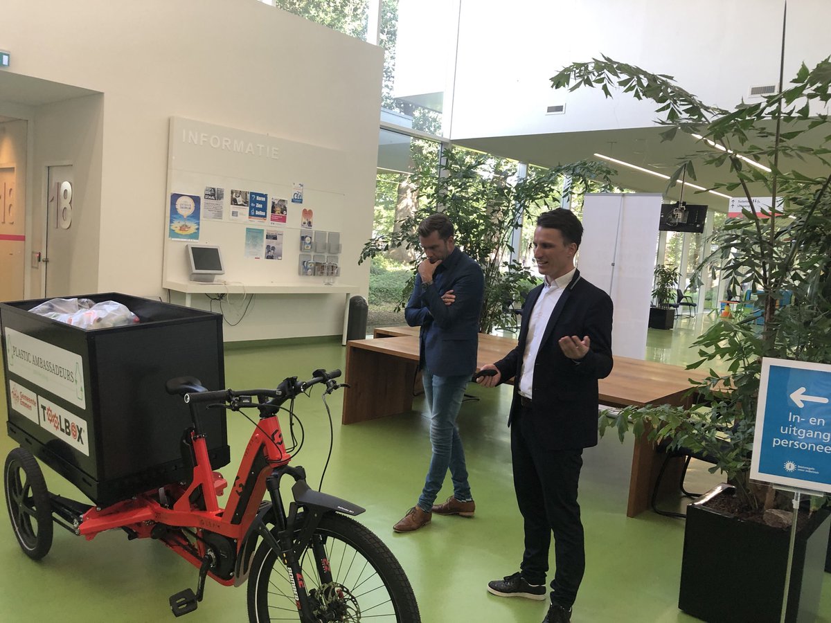 RobGoossensrg's tweet photo. Eigenaar Mario Eibl van Gleam draagt de sleutel over aan wethouder Rink van de gemeente Emmen #launchingcustomer #gleamtechnologies #technologiesadded https://t.co/9kGJCB3nUh