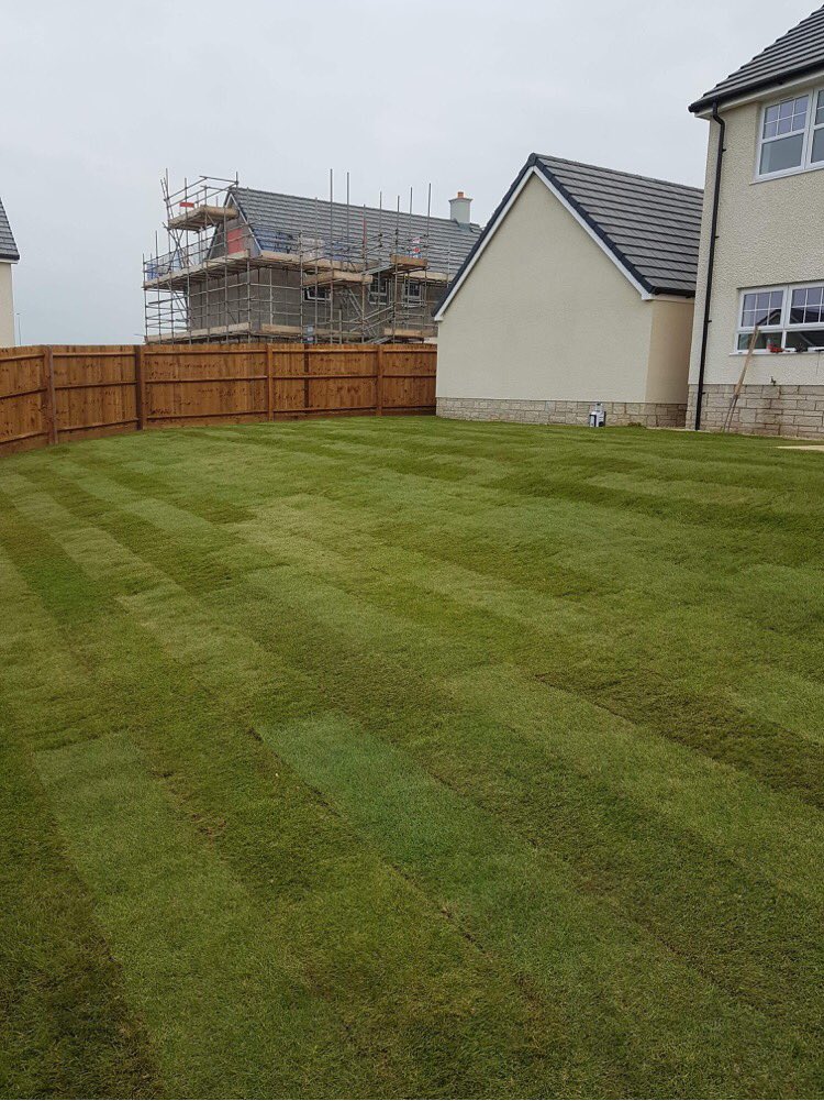 Coombs_A's tweet photo. First bit of Turfing completed by @CoombsfL on behalf of @TaylorWimpey at Phase 1 Clare Garden Village. 220 sqm installed in total on the first of 169 plots. 
#Landscaping #TurfingContractor https://t.co/vGlZo4nFRU