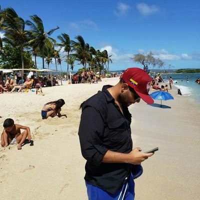 JuanDugarte22's tweet photo. La depresión no es viral, no es tendencia, cualquier otra estupidez si. 
Ayer leí y me impacto, sobre el suicidio de un joven de apenas 24 años.
Daniel Augusto, después de almorzar junto a su familia, fue a la cocina a lavar su plato y decidió saltar por la ventana, https://t.co/1WXM72BvSc