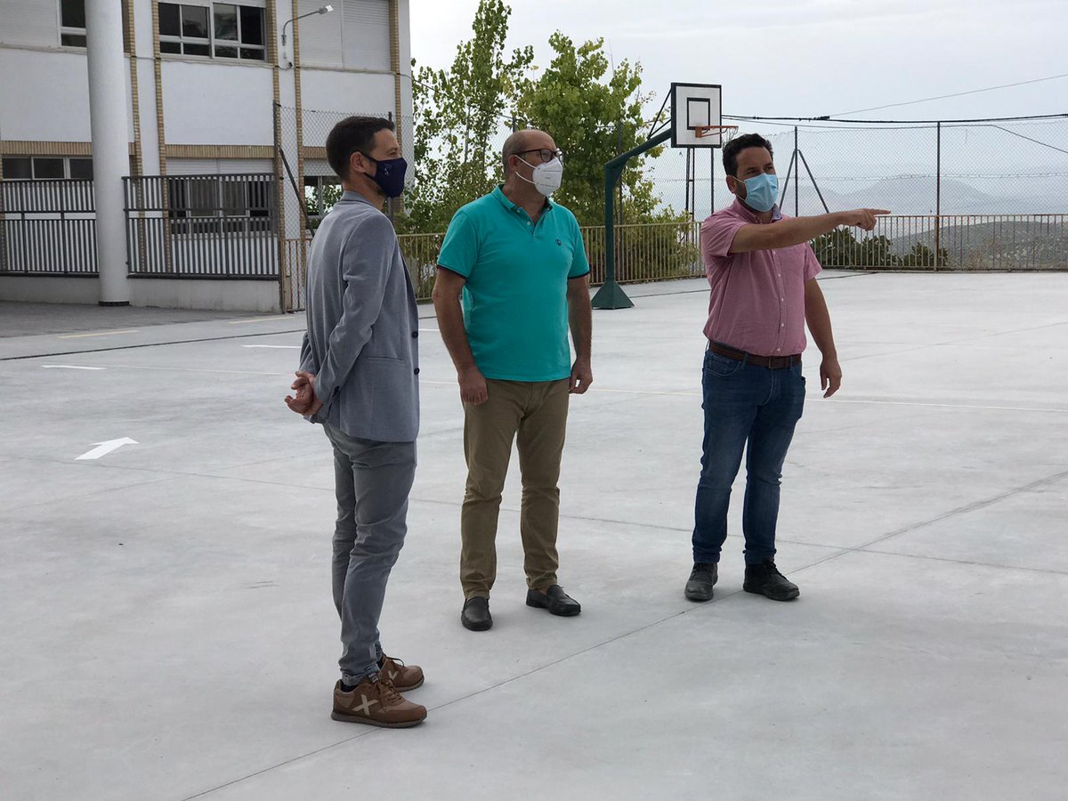 Torreperogil's tweet photo. #OBRAS #EDUCACIÓN | Hoy han terminado las obras   del CEIP Pero Xil.

👉 ACTUACIONES REALIZADAS  
 
✅ -Pavimentado 1250m2 del Patio 2 
✅ - Instalación de accesorios y señalética para la prevención del Covid19 
✅ - Sustitución integral todas  las persianas del Edificio 2 https://t.co/H71GOZ8tcP