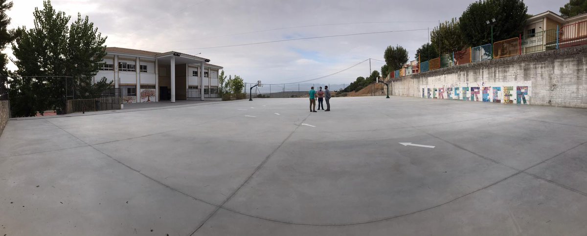 Torreperogil's tweet photo. #OBRAS #EDUCACIÓN | Hoy han terminado las obras   del CEIP Pero Xil.

👉 ACTUACIONES REALIZADAS  
 
✅ -Pavimentado 1250m2 del Patio 2 
✅ - Instalación de accesorios y señalética para la prevención del Covid19 
✅ - Sustitución integral todas  las persianas del Edificio 2 https://t.co/H71GOZ8tcP
