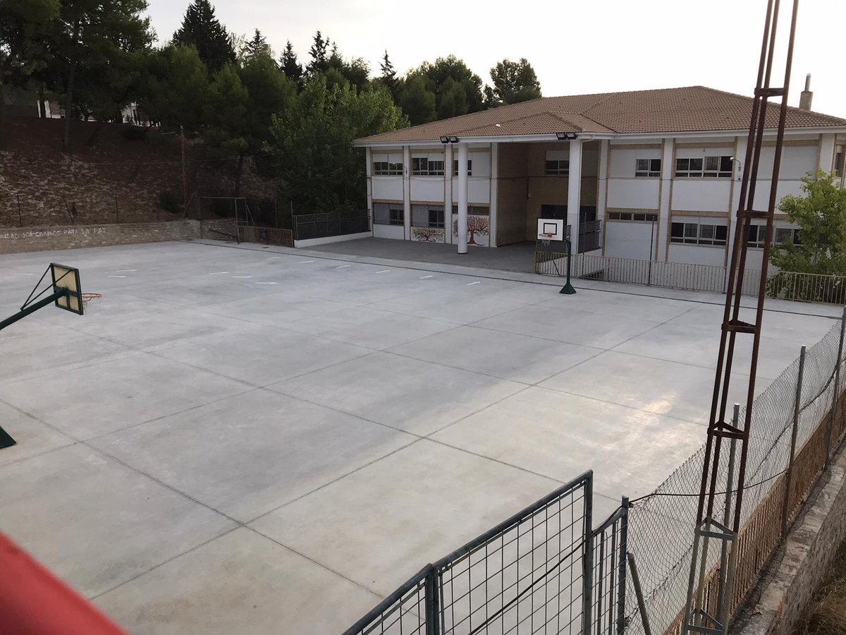 Torreperogil's tweet photo. #OBRAS #EDUCACIÓN | Hoy han terminado las obras   del CEIP Pero Xil.

👉 ACTUACIONES REALIZADAS  
 
✅ -Pavimentado 1250m2 del Patio 2 
✅ - Instalación de accesorios y señalética para la prevención del Covid19 
✅ - Sustitución integral todas  las persianas del Edificio 2 https://t.co/H71GOZ8tcP