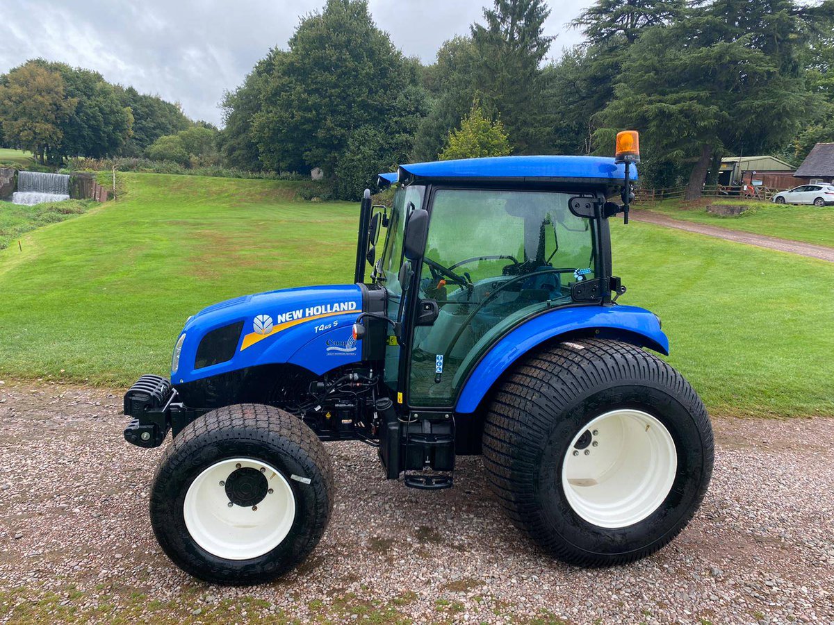 CampeyTurfCare's tweet photo. A @NHAG_UKandROI T4.65 S tractor on oversize turf tyres supplied by #CampeyTurfCare #NewHolland #Tractor #GolfCourse #Greenkeepers #TurfTyres #BlueTractor #BigTyres #NewWheels #SportsTurf https://t.co/gwl5W07ZN9