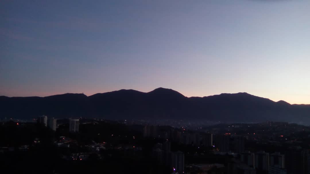 edgardVE's tweet photo. 6 a.m. así amanecía Caracas. Pese a la alerta máxima impuesta por la tiranía con milicianos preparados esperando una posible invasión.... #23SEP2020 https://t.co/r1uTSusj65