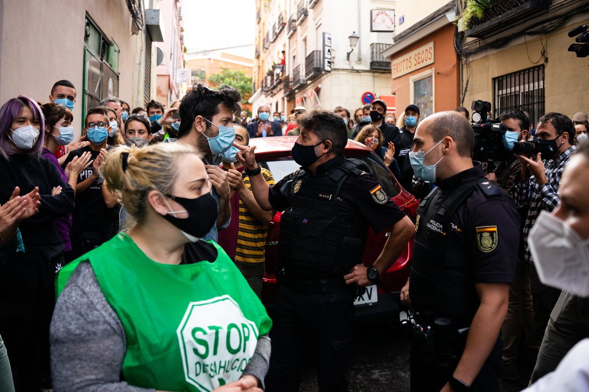 Imanol_RR's tweet photo. Se ha conseguido parar el desahucio de Paco y Jackie en la calle del Olmo, 35, Madrid.
#Olmo35 #Olmo35SeQueda https://t.co/BX9q6XEP6Y