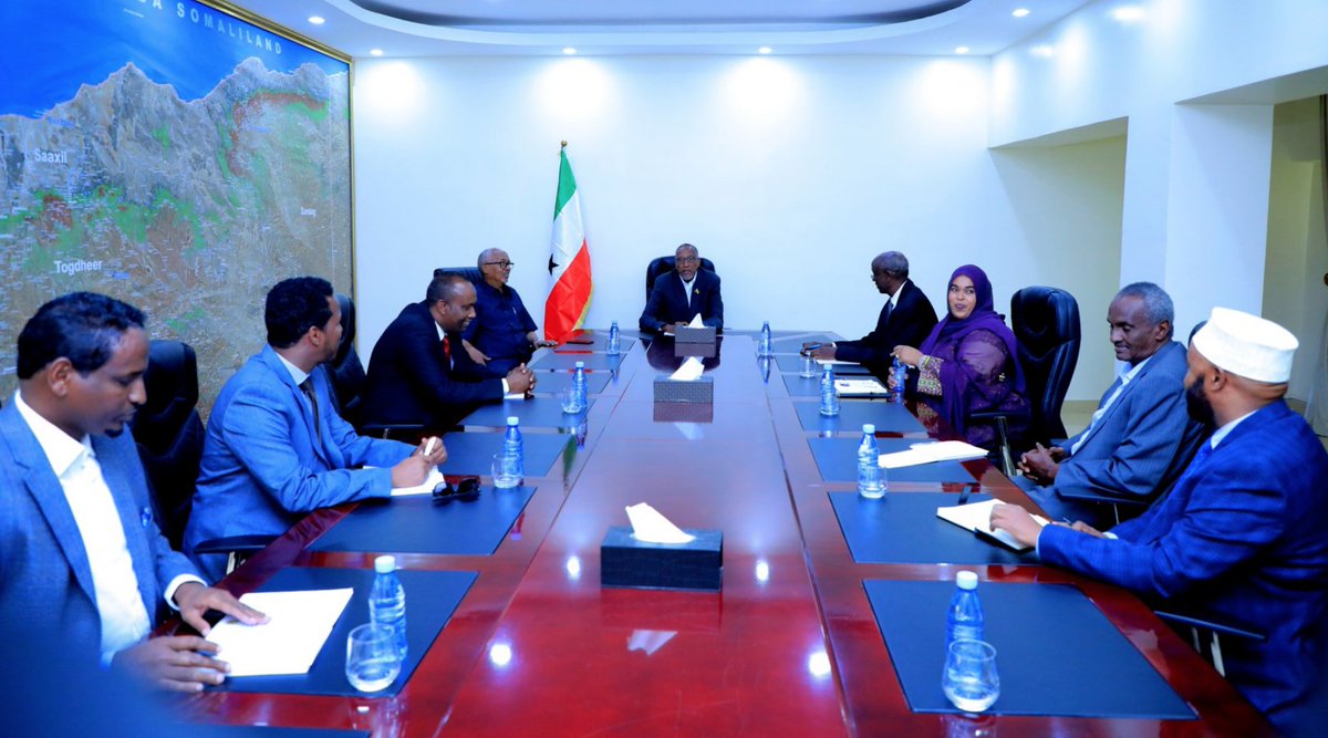 MadaxtooyadaJSL's tweet photo. The President of the Republic of Somaliland H.E. @musebiihi had a meeting to National Electoral Commission (@NEC2017) at his Office.

The President has commended the National Electoral Commission for their diligent work and urge to held  elections on schedule.

#Somaliland https://t.co/kALbrFEu8i
