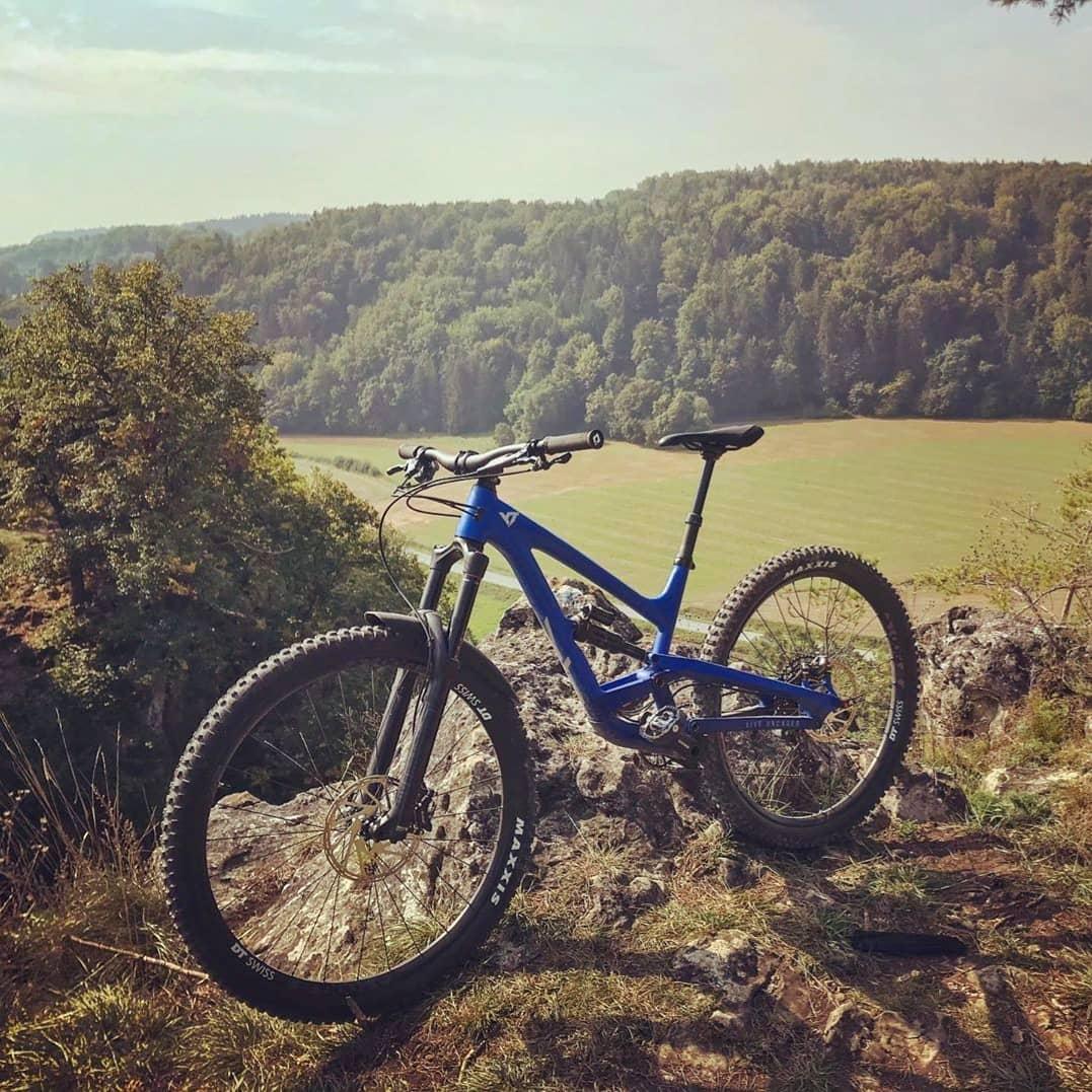 Enjoying the view after the climb 💪🙌 very smart @yt_industries Capra 29 rocking the #MugGuard Short 👍
-
📸 @samuelbrunken
-
#MuckyNutz #MountainBike #MountainBiking #Mudguard #Bike #MTB #Cycle #Cycling #Fitness #Sport #Outdoors #BikeRide #RockShox #FoxMTB #YTindustries
