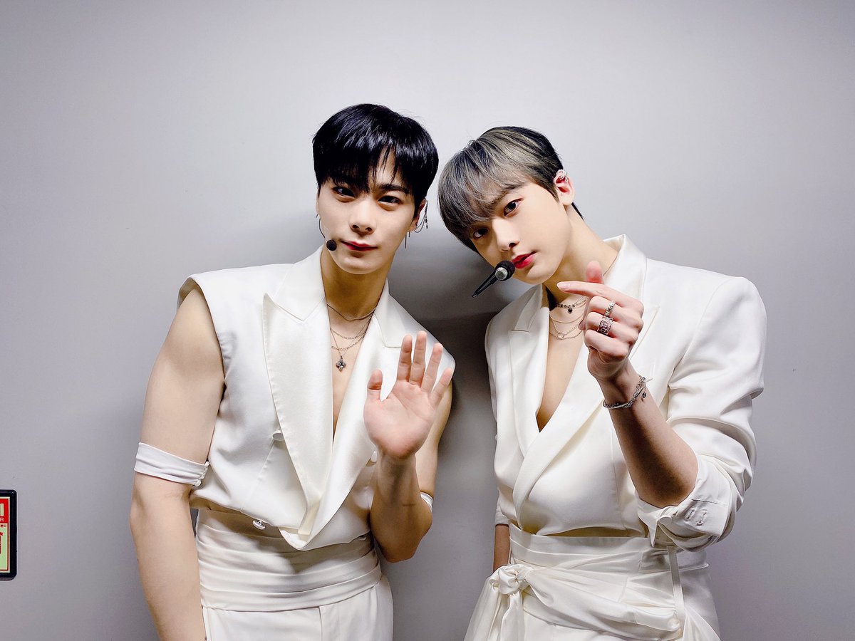 ASTRO_Staff's tweet photo. [#문빈_산하]
🍸200923 #뮤콘 MU:CON Online 2020🍸

문빈&amp;산하가 너무 치명적이여서
헤어나지 못할까 겁이 나🤦🤦‍♀️🤦‍♂️
내일도 함께하기로 약속 빠빠👋💜

#MOONBIN_SANHA #IN_OUT #BadIdea #배드아이디어 #아스트로 #ASTRO https://t.co/wrzI2UN2iC