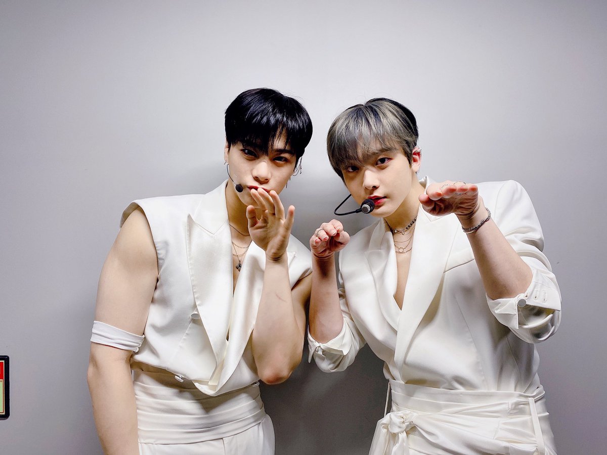 ASTRO_Staff's tweet photo. [#문빈_산하]
🍸200923 #뮤콘 MU:CON Online 2020🍸

문빈&amp;산하가 너무 치명적이여서
헤어나지 못할까 겁이 나🤦🤦‍♀️🤦‍♂️
내일도 함께하기로 약속 빠빠👋💜

#MOONBIN_SANHA #IN_OUT #BadIdea #배드아이디어 #아스트로 #ASTRO https://t.co/wrzI2UN2iC