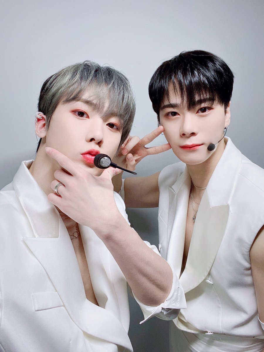 ASTRO_Staff's tweet photo. [#문빈_산하]
🍸200923 #뮤콘 MU:CON Online 2020🍸

문빈&amp;산하가 너무 치명적이여서
헤어나지 못할까 겁이 나🤦🤦‍♀️🤦‍♂️
내일도 함께하기로 약속 빠빠👋💜

#MOONBIN_SANHA #IN_OUT #BadIdea #배드아이디어 #아스트로 #ASTRO https://t.co/wrzI2UN2iC