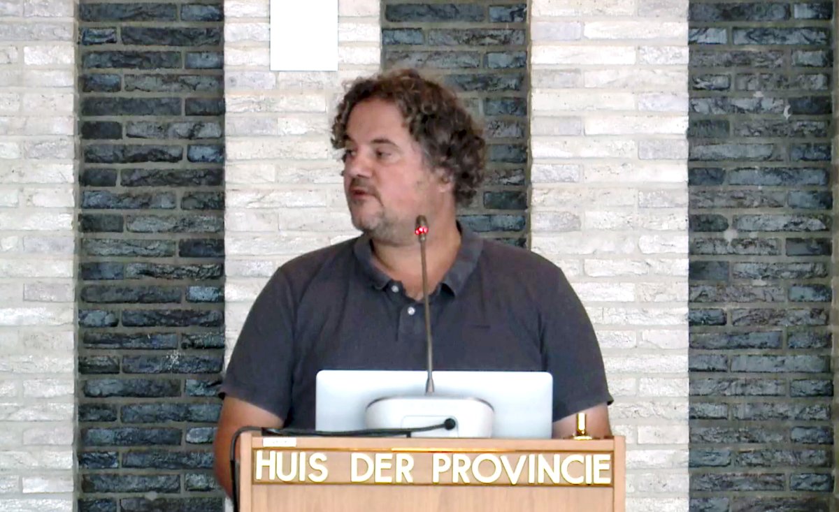 spgelderland's tweet photo. SP Statenlid @MauritsGemmink in debat over bagger en granuliet: "Stop de stort van granuliet in Over de Maas. En help de gemeente West Maas en Waal de #granuliet stort aan te vechten." #Gelderland #geenafvoerput #overdemaas https://t.co/gwIpHiBwV2