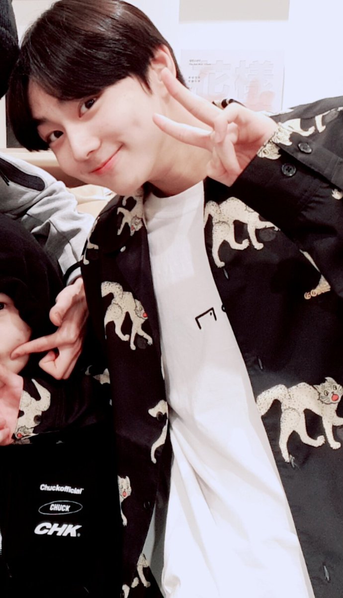 focaljungwon's tweet image. Aside from hoodies, Jungwon's fashion style is more on polos (?) with a white shirt underneath. He looks good!