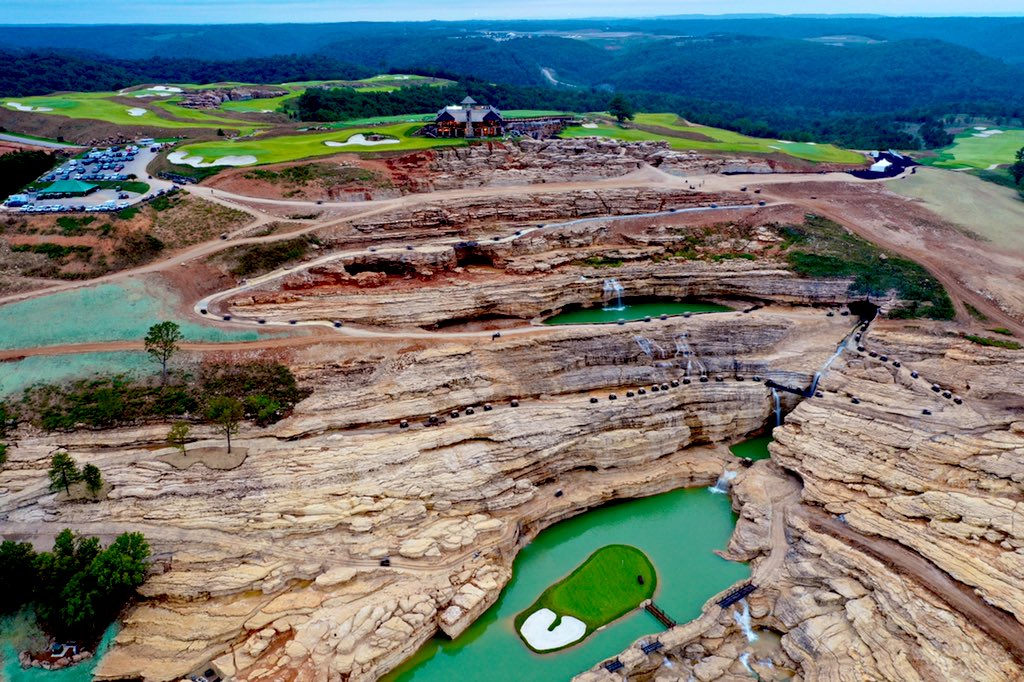 RiggsBarstool's tweet photo. Payne’s Valley. Woah. Tiger’s first public track. Playing here today &amp; filming every shot. Can #RiggsyVanityCap break 80? https://t.co/RMgKAoBdSv